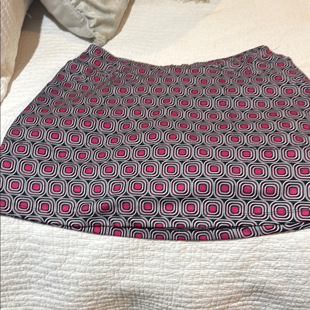 JoFit golf skirt. Stylish Geometric Patterned Skirt - Pink and Black